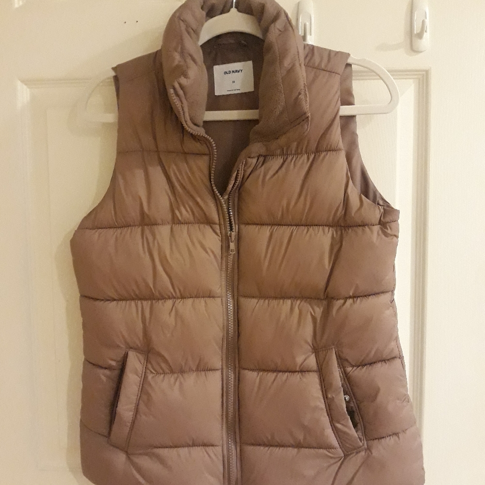 Puffer vest with zipper, two pockets.